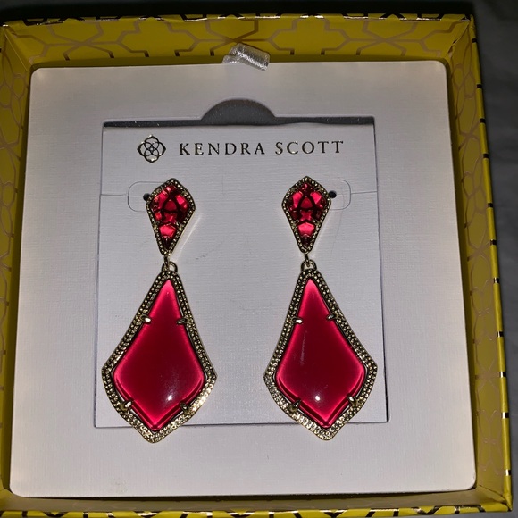 Kendra Scott Jewelry - NWT! Kendra Scott Alexa Earrings in Gold & Berry